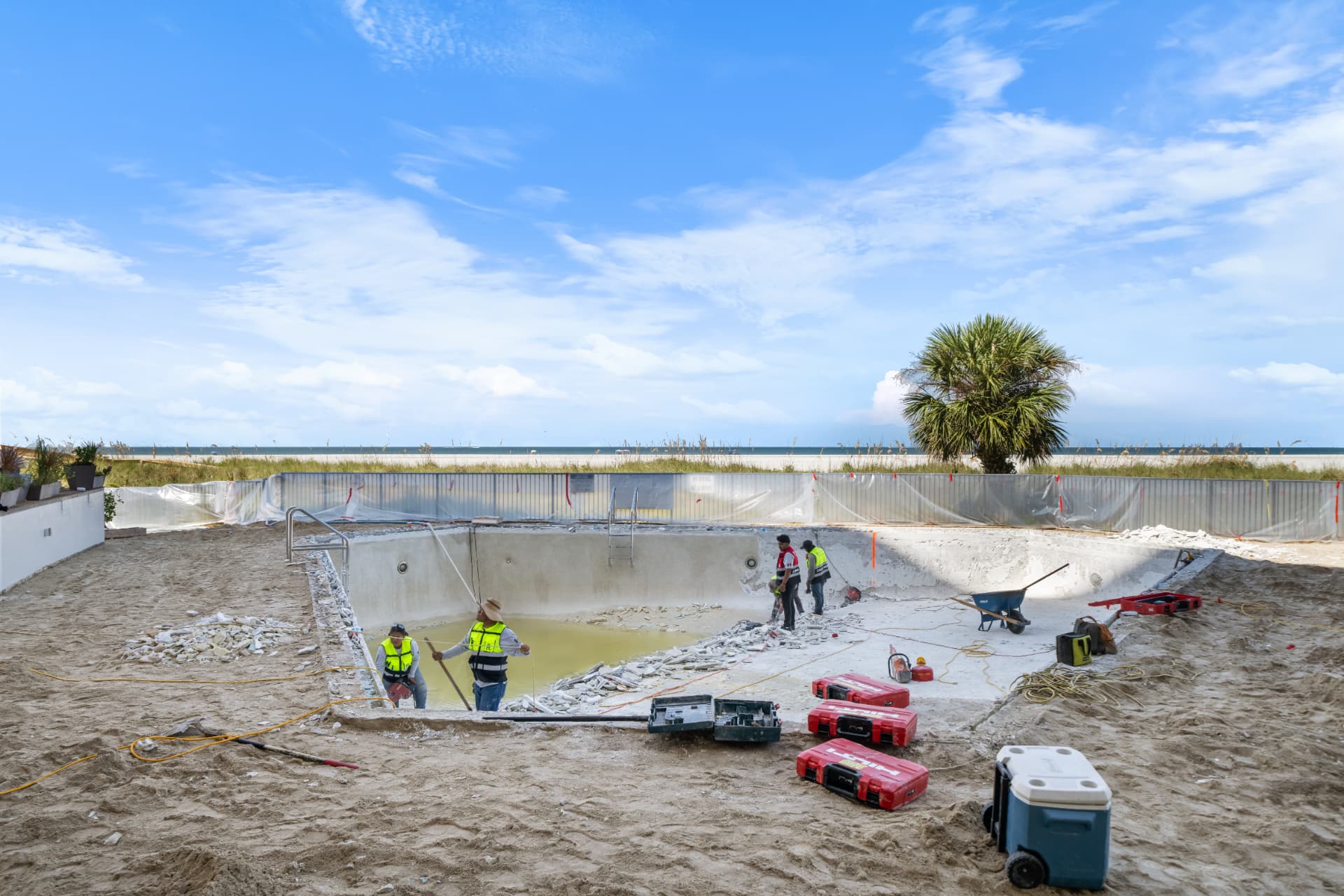 Equipo de RL Poolscapes renovando una alberca frente al mar en el suroeste de Florida